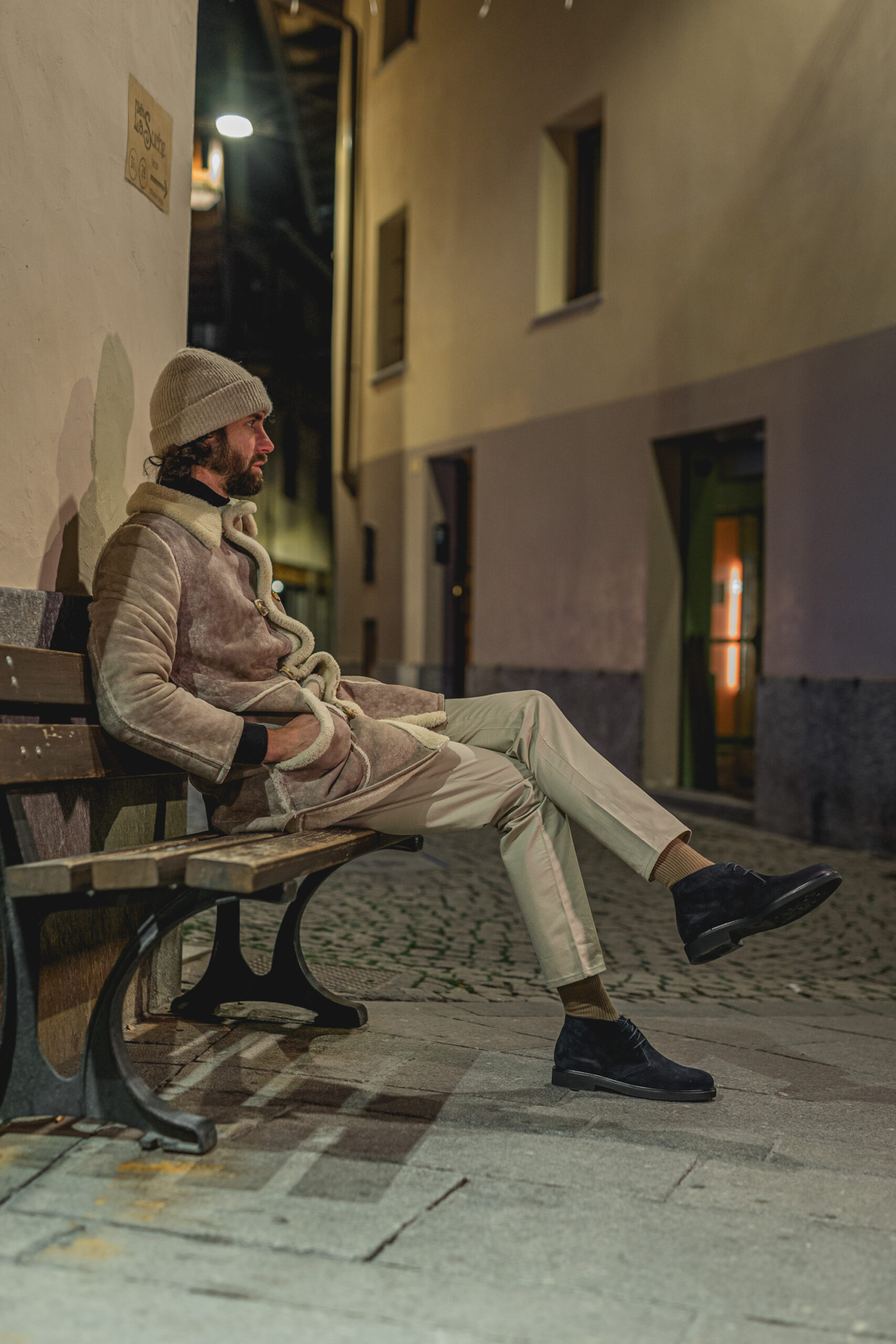 Modello indossa scarpe polacchine in camoscio